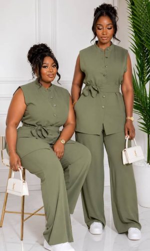 Ensemble deux pièces vert olive sans manches (chemisier boutonné et pantalon large) pour femme